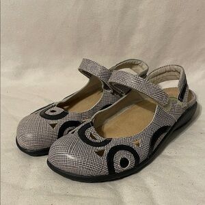 NWOT Naot Rongo Slingback Mary Jane Flats